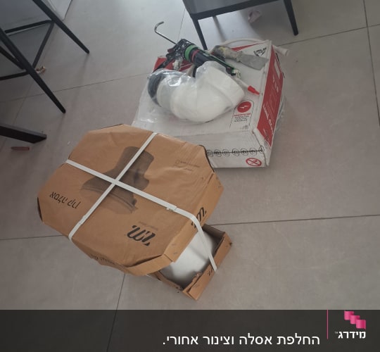 אריזות וכלים הקשורים לעבודת אינסטלציה על הרצפה